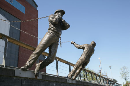 Bronze shipworkers at Clydebuilt